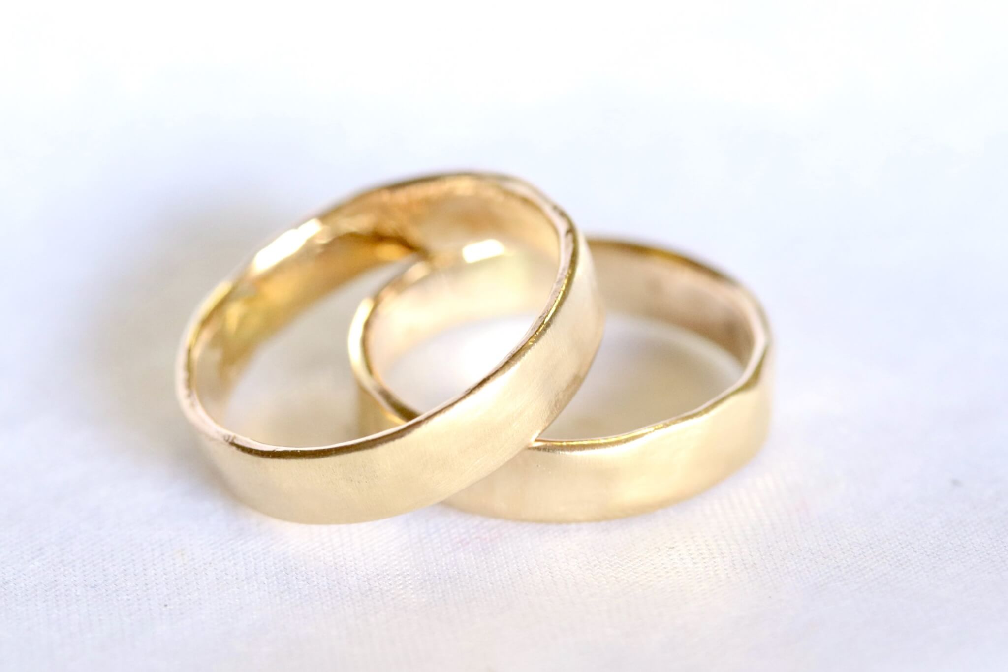 Ash-infused-ring-gold-wider-band