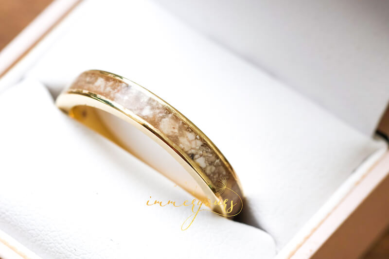 Cremation-Ashes-in-solid-gold- ring