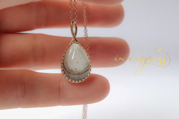 Keepsake-Pendant-with-Locks-of-hair