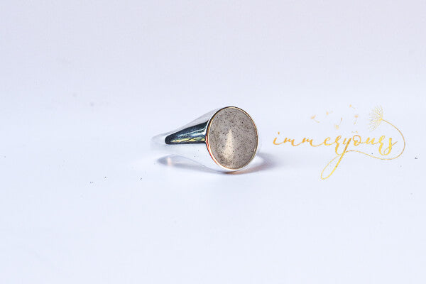 Masculine-Keepsake-Ring-with-Cremation-Ashes