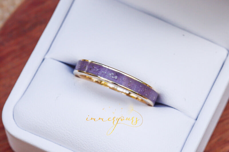 Memorial-ring-in-gold-with-ashes-and-Amethyst