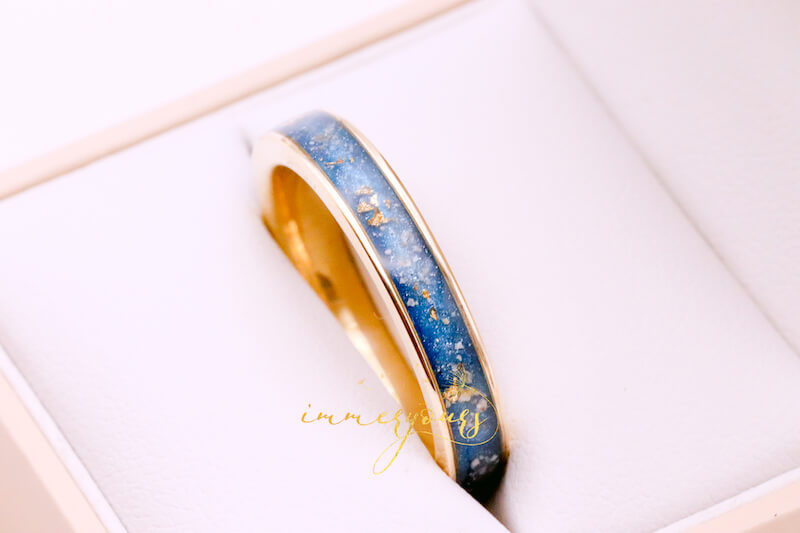 Memorial-ring-in-gold-with-ashes-and-blue-inlay