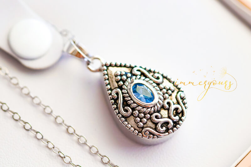 Memorial-Lockets-and-Urn-Pendants