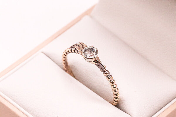 Feather-Ring-with-Cremation-Ashes