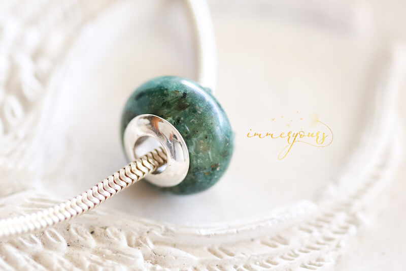 Memorial-bead-with-ashes-and-Emerald-Australia