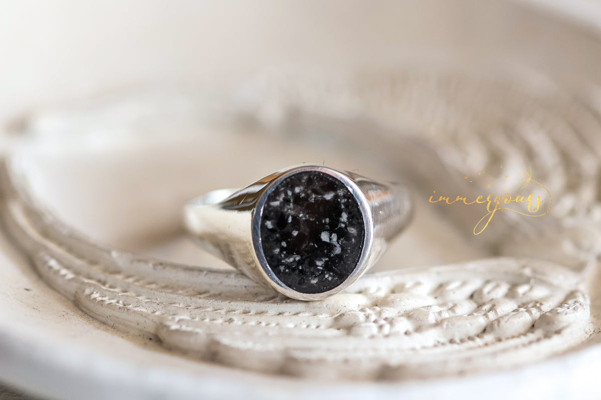 Amos - Oval Signet Ring