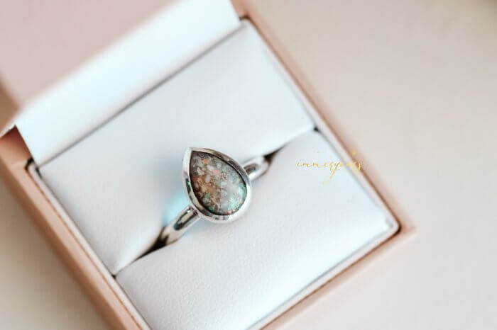 Teardrop-Keepsake-ring-with Ashes-and-Opal