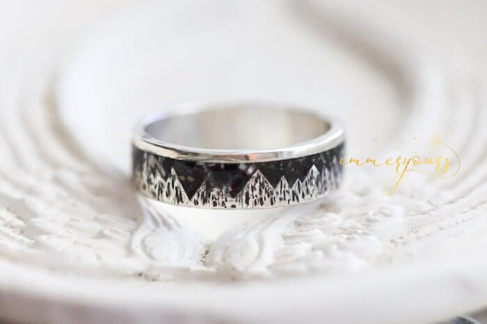 Keepsake-Ring-with-Cremation-Ashes