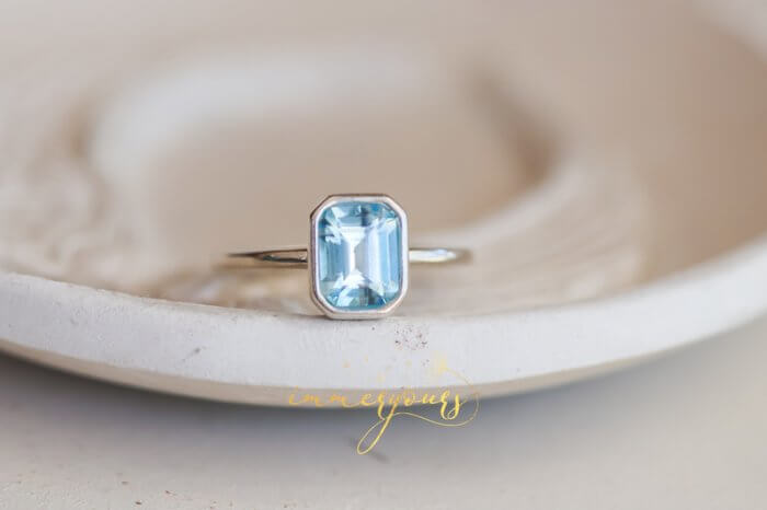 Gemstone-Keepsake-Ring-with-blue-Topaz-Ashes