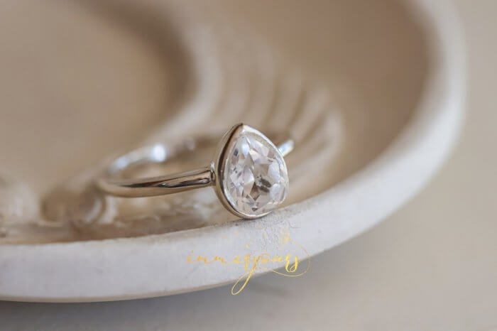 Keepsake-Ring-with -Pear-Stone-Cremation-Ashes